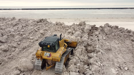 Nahe-Antenne-Des-Bulldozers,-Der-Schnee-Durch-See-Nach-Blizzard,-Büffel-Bewegt