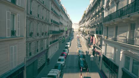 Calle-Angosta-Llena-De-Vehículos-Estacionados-A-Los-Lados,-Con-Arquitectura-Parisina,-Francia