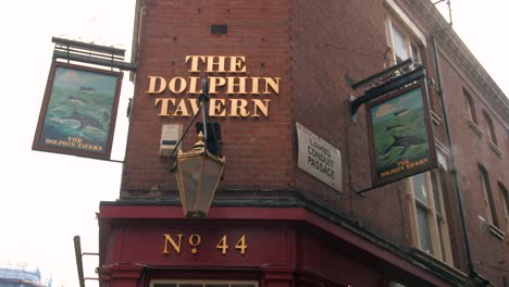The-Dolphin-Tavern-Pub-Schild-An-Der-Red-Lion-Street-Holborn-In-London,-England,-Vereinigtes-Königreich