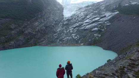 Majestuosa-Vista-Del-Glaciar,-Lago-Turquesa-Huemul,-Rodeado-De-Montañas-Bu-Y-Coronado-Por-El-Glaciar-Huemul