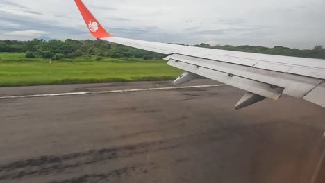 Avión-Despegando-De-Pista-De-Asfalto,-Ventana-Y-Vista-De-Ala