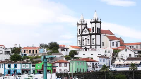 Pueblo-Costero-Con-La-Iglesia-Parroquial-De-Sao-Mateus-Da-Calheta,-Tercera-Isla,-Portugal