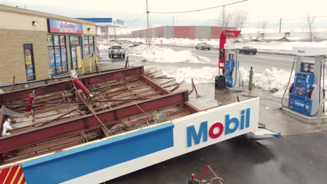 Techo-Caído-De-La-Gasolinera-Después-De-La-Tormenta-De-Invierno-En-Búfalo,-Subida-Aérea