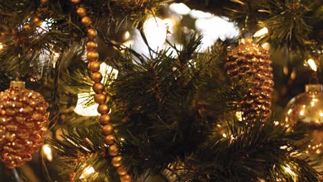 Nahaufnahme-Von-Ornamenten-Und-Dekorationen-An-Einem-Weihnachtsbaum---Zeitlupe-Nach-Unten-Kippen