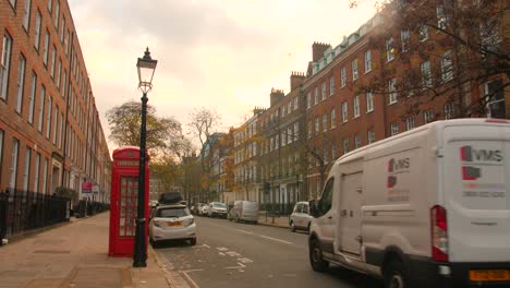 Klassische-Rote-Telefonzelle-Entlang-Der-Straße-In-London-Bei-Sonnenuntergang
