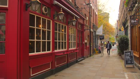 The-Dolphin-Tavern-Pub-Mit-Roter-Fassade-An-Der-Corner-Street-In-London,-Vereinigtes-Königreich