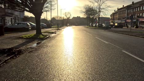 2.-Januar-2023---Pov-Radeln-Entlang-Der-Feldendstraße-In-Egge-Mit-Goldener-Morgensonne-Am-Himmel