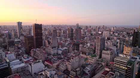 Drohnenaufnahme-Eines-Epischen-Sonnenuntergangs,-Der-Gebäude-In-Der-Innenstadt-Von-Buenos-Aires,-Argentinien,-Kontrastiert