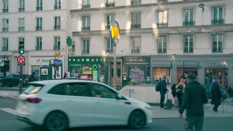 Estación-De-Metro-En-París-Con-Tiendas-En-Arquitectura-Representativa