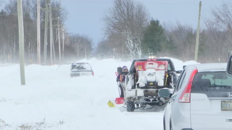 El-Coche-Se-Atasca-Durante-Una-Ventisca-De-Nieve-Invernal-En-Canadá,-Remolcando-Un-Camión-En-Espera-Para-Pedir-Ayuda