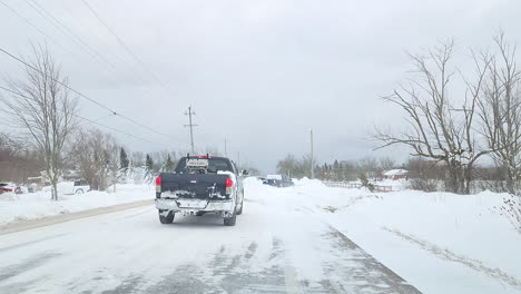 Autos-Bewegen-Sich-Schnell-Um-Schneehaufen-In-Eisigen-Straßen-Von-Kanada,-Fort-Erie