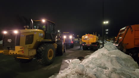 La-Guardia-Nacional-Estadounidense-Ayuda-A-Quitar-La-Nieve-De-Una-Tormenta-Mortal,-Maquinaria-Pesada-Durante-La-Operación-Nocturna