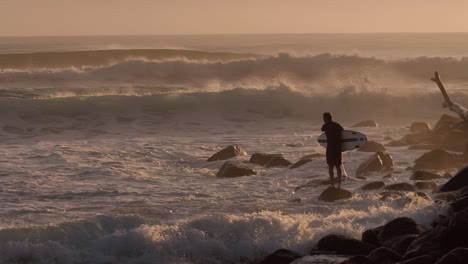 Surfer,-Die-Darauf-Warten,-Bei-Sonnenaufgang-In-Burleigh-Heads-An-Der-Gold-Coast,-Australien,-Ins-Wasser-Zu-Gehen