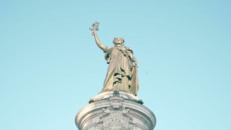 Detailansicht-Der-Marianne-Statue-Als-Symbol-Für-Frieden-Und-Menschenrechte,-Hauptsymbol-Der-Place-De-La-Republique,-Paris,-Frankreich