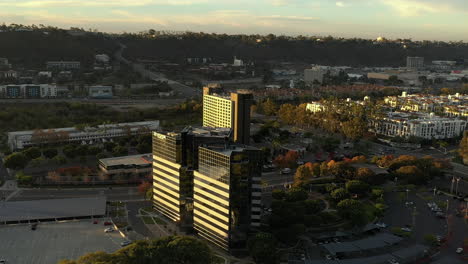 Edificio-Hyundai-Iluminado-Al-Amanecer