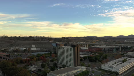 Drone-Lento-Orbita-Alrededor-Del-Hotel-Marriott-Al-Amanecer-En-Mission-Valley,-San-Diego,-California