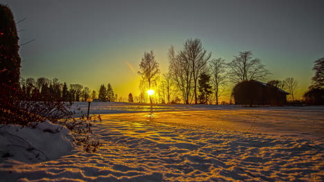 Goldener-Sonnenuntergang-über-Schneebedeckter,-Winterlicher,-Wilder-Landschaft---Zeitraffer