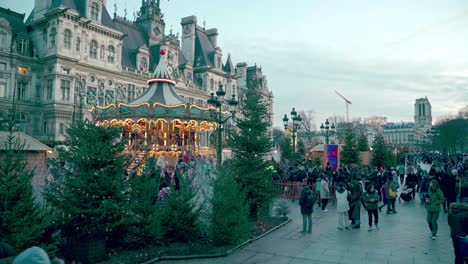 Beleuchtetes-Karussell-Und-Weihnachtsschmuck-Auf-Der-Esplanade-Des-Pariser-Rathauses