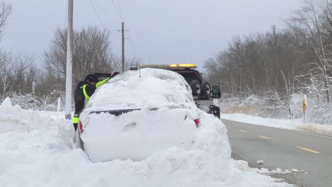 Trabajadores-De-Servicio-En-Coche-Nevado-Al-Lado-De-La-Carretera-Después-De-La-Tormenta-En-Canadá