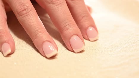 Weibliche-French-Maniküre-Fingernägel-Bis-Zur-Perfektion-Poliert
