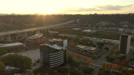 Gebäude-Der-Hyundai-Corporation-Bei-Sonnenaufgang