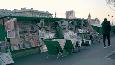 Bouquiniste-Kiosk-Für-Kunst-Und-Bücher,-Schneller-Und-Schneller-Verkauf