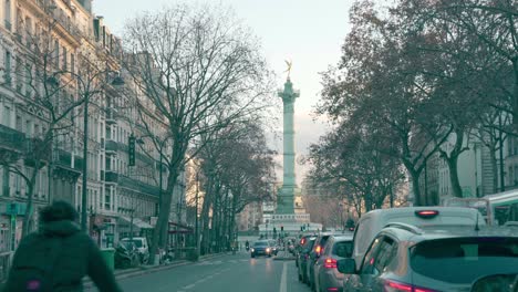 Congestión-Y-Tráfico-Parisino-En-La-Calle-Bd-Beaumarchais-Cerca-De-Place-De-La-Bastille,-Ile-De-France