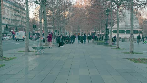 Passanten-Auf-Dem-Place-De-La-Bastille-In-Der-Pariser-Hauptstadt,-Europäische-Wintersaison,-Hoher-Verkehr-Und-Staus