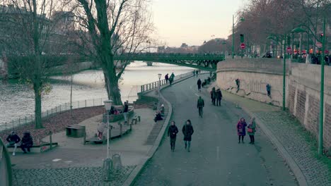 Personas-Que-Pasan-Tiempo-Al-Aire-Libre-A-Orillas-Del-Río-Sena,-Ile-De-France,-París