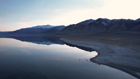 Luftmeerblick-Auf-Den-Meditativen-Bergsee-Mit-Schneespitzenreflexion-Im-Stillen-Wasser,-Sierra-Nevada-drohnenaufnahmen-Usa-nationalpark
