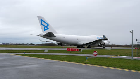 Un-Avión-De-Carga-Pesada-Entra-En-La-Pista-En-Un-Día-Nublado