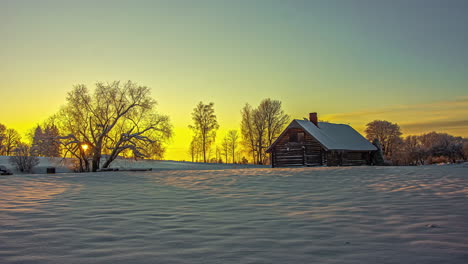 Goldener-Sonnenuntergang-Im-Zeitraffer-über-Einer-Winterhüttenlandschaft