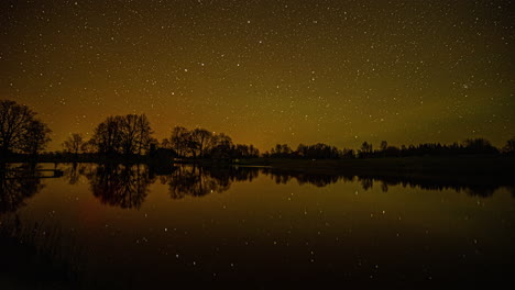 Sternenklarer-Zeitraffer-Mit-Dem-Himmel,-Der-Sich-Auf-Der-Oberfläche-Eines-Sees-Spiegelt