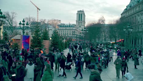 Gente-Disfrutando-De-Las-Calles-Parisinas-Decoradas-Para-Navidad,-En-Hora-Azul