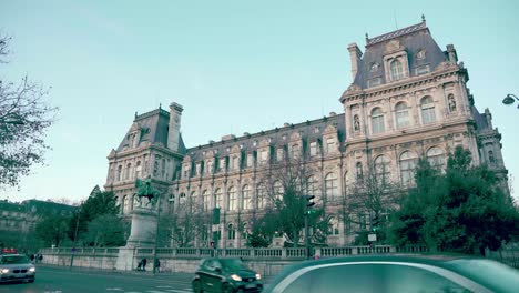 Vista-Lateral-Del-Ayuntamiento-De-París-Y-La-Estatua-De-Etienne-Marcel,-París,-Ile-De-France