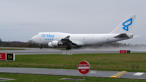 Un-Jumbo-Jet-Rocía-Agua-Desde-La-Pista-Cuando-Establece-El-Empuje-Para-El-Despegue