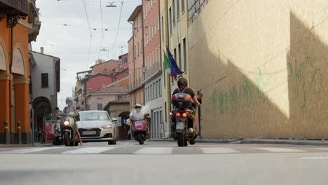 Kleine-Straßenkreuzung-Im-Zentrum-Von-Bologna-Italien