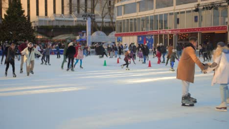 Toma-En-Cámara-Lenta-De-Personas-Patinando-Sobre-Hielo