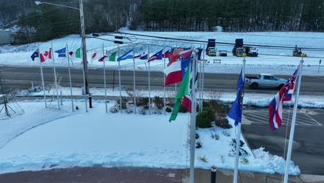 Vista-Aérea-De-Banderas-Ondeando-En-La-Nieve-En-El-Museo-De-Béisbol-De-La-Liga-Pequeña-Williamsport-Pennsylvania