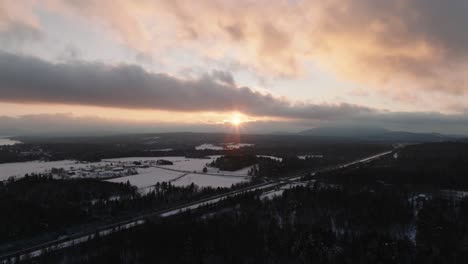 Panorama-Der-Winterlandschaft-über-Malerischem-Himmel-Mit-Wolkengebilde-Bei-Sonnenaufgang-In-Orford,-Quebec,-Kanada