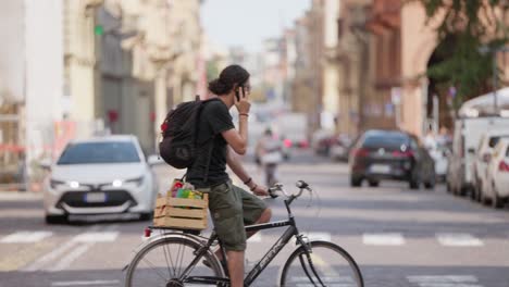 Statische-Zeitlupenaufnahme-Einer-Stadtüberquerung-Mit-Einem-Männlichen-Radfahrer,-Der-Im-Rahmen-Vorbeifährt