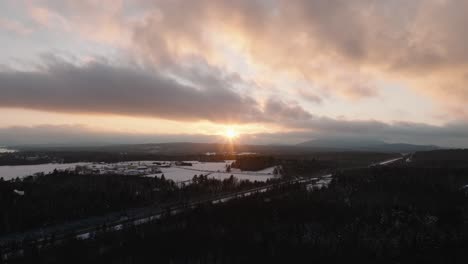 Paisaje-Nublado-Dramático-Al-Amanecer-Sobre-El-Paisaje-Invernal-En-Orford,-Quebec,-Canadá