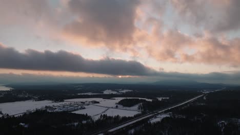 Winterlandschaft-Mit-Schnee-Während-Des-Sonnenuntergangs-In-Orford,-Quebec,-Kanada