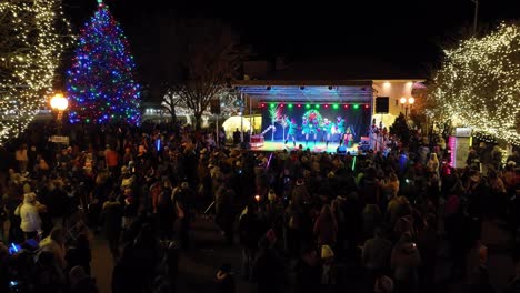 Espectáculo-Navideño-Al-Aire-Libre-Por-La-Noche-En-Denver,-Gente-Frente-Al-Escenario-Viendo-Bailarines-En-El-Escenario,-Celebración-Y-Evento-De-Entretenimiento