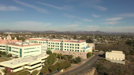 Radys-Kinderkrankenhaus-In-San-Diego,-Drohnenumlaufbahn