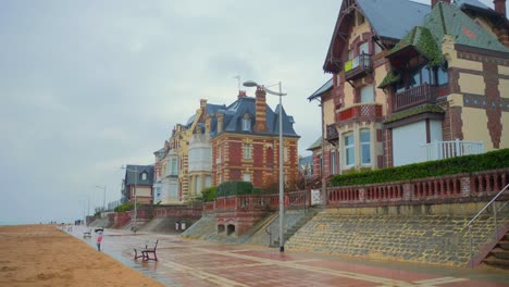 Seaside-Villas-Along-Promenade-On-The-Normandy-Coast-On-A-Cloudy-Day-In-Houlgate,-France