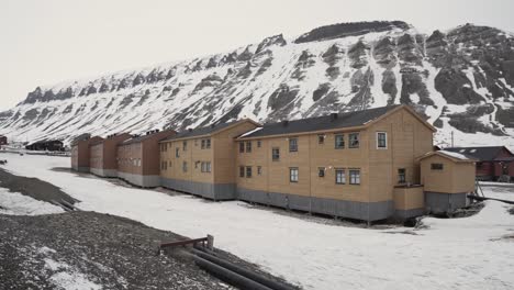 Iconic-homes-of-freezing-Svalbard-island,-handheld-view
