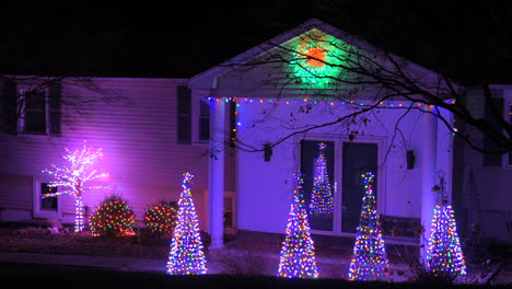 Nachtansicht-Der-Schönen-Weihnachtsdekoration-Eines-Hauses-In-Den-USA