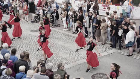 Grupo-De-Mujeres-Bailan-En-Molde-Jazz-Festival-Con-Faldas-Rojas