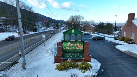 Acercamiento-Aéreo-Hacia-El-Cartel-En-El-Salón-De-La-Fama-Del-Béisbol-De-La-Liga-Pequeña-De-Williamsport-Pa